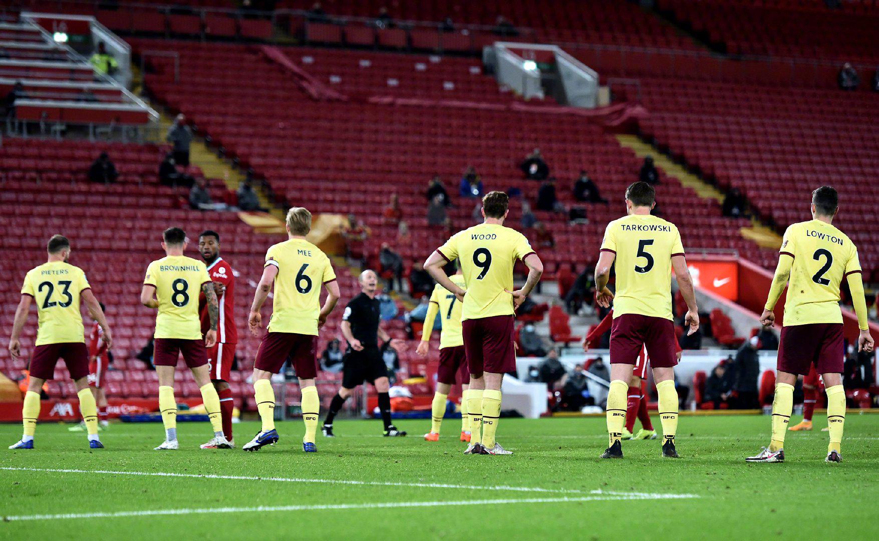 隨著一名英 隨著一名英